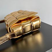 Colestore Bottega Veneta Mirror Lambskin Maxi Intreccio Padded Cassette Crossbody Bag in Gold 26x18x8cm - 6