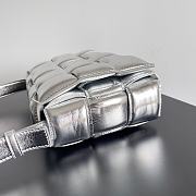 Colestore Bottega Veneta Mirror Lambskin Maxi Intreccio Padded Cassette Crossbody Bag in Silver 26x18x8cm - 3