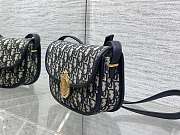 Colestore Dior Medium Dior Médaillon Flap Bag Blue Dior Oblique Jacquard 23 x 16 x 6.5 cm - 5