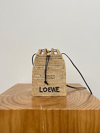 Colestore  Loewe Drawstring pocket in raffia Natural/Black 21x16x1cm