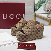Colestore  Gucci Women's wedge sandal with Horsebit in beige and dark brown GG canvas - 1