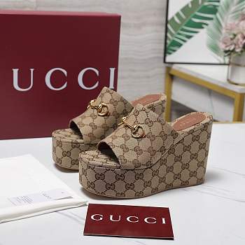 Colestore  Gucci Women's wedge sandal with Horsebit in beige and dark brown GG canvas
