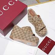 Colestore  Gucci Women's wedge sandal with Horsebit in beige and dark brown GG canvas - 6