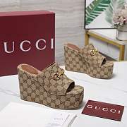 Colestore  Gucci Women's wedge sandal with Horsebit in beige and dark brown GG canvas - 4
