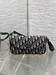 Colestore Dior 30 Montaigne D-Vine Pouch with Chain Blue Dior Oblique Jacquard  22 x 12 x 5 cm - 1