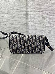Colestore Dior 30 Montaigne D-Vine Pouch with Chain Blue Dior Oblique Jacquard  22 x 12 x 5 cm - 3