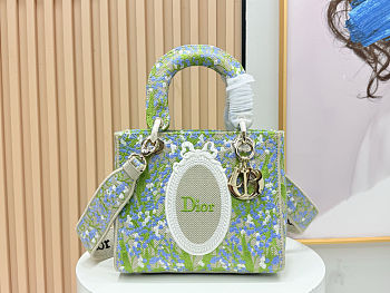 Colestore Dior Medium Lady D'Late Multicolor Lily of the Valley Embroidery with Dior Médaillon 24 × 20 × 11 cm 