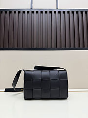 Bottega Veneta Cassette Intreccio Leather Cross-Body Bag Black Size 23x15x5cm - 1