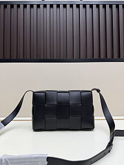 Bottega Veneta Cassette Intreccio Leather Cross-Body Bag Black Size 23x15x5cm - 5