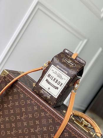 Colestore  Louis Vuitton Milk Bag Monogram 12 x 22 x 10 cm