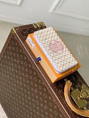 Colestore Louis Vuitton LV Stamp Zippy Wallet Banana 19.5 x 10.5 x 2.5 cm - 2