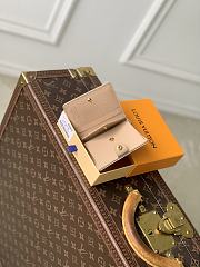 Colestore Louis Vuitton LV Stamp Charms Pocket Wallet Banana 9 x 10 x 2.5 cm - 2