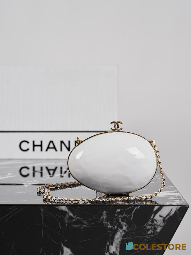 Colestore Chanel Spring Summer 2026   Small Egg Minaudiere   Resin & Gold-Tone Metal  Pearly White  29 x 15 x 9cm - 1