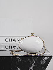 Colestore Chanel Spring Summer 2026   Small Egg Minaudiere   Resin & Gold-Tone Metal  Pearly White  29 x 15 x 9cm - 1
