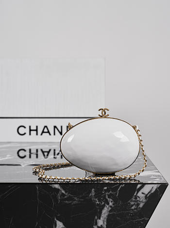 Colestore Chanel Spring Summer 2026   Small Egg Minaudiere   Resin & Gold-Tone Metal  Pearly White  29 x 15 x 9cm