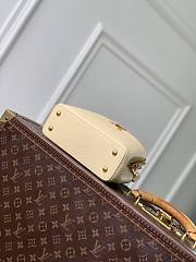 Colestore Louis Vuitton Capucines East West Mini Banana Taurillon leather 12 x 22 x 8 cm - 4