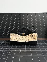 Colestore Chanel 31 Tote   Lambskin  Light Beige & Black 22x32x6.5cm - 1