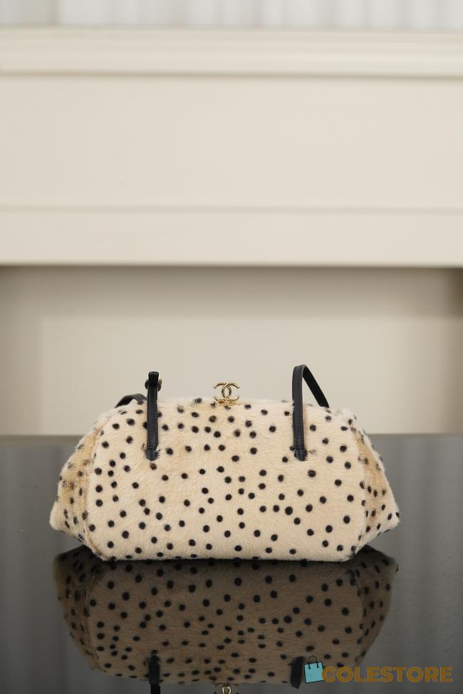 Colestore Chanel MÉTIERS D’ART 2026   CLUTCH WITH CHAIN   Lambskin  Light Beige & Black 7.5 x 27 x 12cm - 1