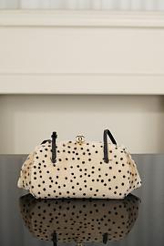Colestore Chanel MÉTIERS D’ART 2026   CLUTCH WITH CHAIN   Lambskin  Light Beige & Black 7.5 x 27 x 12cm - 1