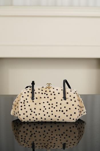 Colestore Chanel MÉTIERS D’ART 2026   CLUTCH WITH CHAIN   Lambskin  Light Beige & Black 7.5 x 27 x 12cm