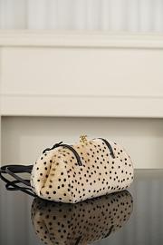 Colestore Chanel MÉTIERS D’ART 2026   CLUTCH WITH CHAIN   Lambskin  Light Beige & Black 7.5 x 27 x 12cm - 4