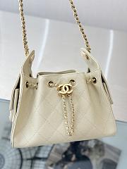 Colestore Chanel SPRING SUMMER 2026   CHANEL 25 MINI HANDBAG   Grained Calfskin & Gold-Tone Metal  Beige 20 x 22 x 12.5cm - 2