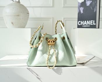 Colestore Chanel SPRING SUMMER 2026   CHANEL 25 MINI HANDBAG   Grained Calfskin & Gold-Tone Metal  Light Green 20 x 22 x 12.5cm