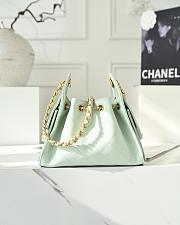 Colestore Chanel SPRING SUMMER 2026   CHANEL 25 MINI HANDBAG   Grained Calfskin & Gold-Tone Metal  Light Green 20 x 22 x 12.5cm - 6