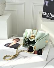 Colestore Chanel SPRING SUMMER 2026   CHANEL 25 MINI HANDBAG   Grained Calfskin & Gold-Tone Metal  Light Green 20 x 22 x 12.5cm - 3
