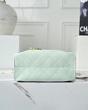 Colestore Chanel SPRING SUMMER 2026   CHANEL 25 MINI HANDBAG   Grained Calfskin & Gold-Tone Metal  Light Green 20 x 22 x 12.5cm - 4