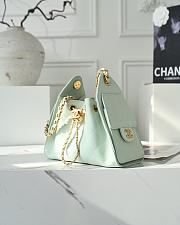 Colestore Chanel SPRING SUMMER 2026   CHANEL 25 MINI HANDBAG   Grained Calfskin & Gold-Tone Metal  Light Green 20 x 22 x 12.5cm - 5