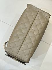 Colestore Chanel Spring Summer 2026   CHANEL 25 Medium Handbag   Grained Calfskin & Gold-Tone Metal  Dark Khaki  40 x 30 x 15cm - 3