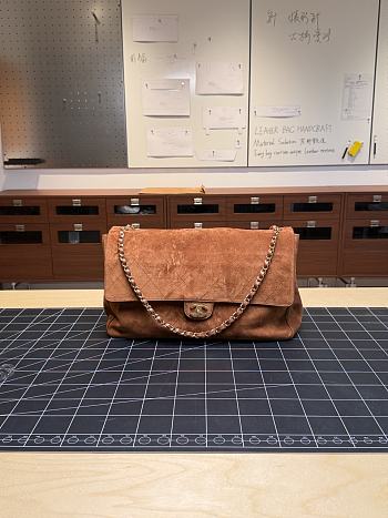 Colestore Chanel Métiers d’art 2026   Maxi Flap bag   Suede Calfskin & Gold-Tone Metal  Camel  19.5 x 32 x 10cm