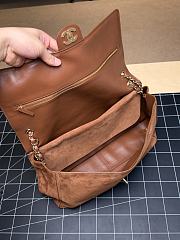 Colestore Chanel Métiers d’art 2026   Maxi Flap bag   Suede Calfskin & Gold-Tone Metal  Camel  19.5 x 32 x 10cm - 5