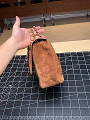 Colestore Chanel Métiers d’art 2026   Maxi Flap bag   Suede Calfskin & Gold-Tone Metal  Camel  19.5 x 32 x 10cm - 3