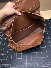 Colestore Chanel Métiers d’art 2026   Maxi Flap bag   Suede Calfskin & Gold-Tone Metal  Camel  19.5 x 32 x 10cm - 4