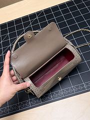 Colestore Chanel Métiers d’art 2026   Clutch with chain   Crocodile Embossed Calfskin & Gold-Tone Metal  Dark Khaki  11 x 23 x 12.5cm - 5