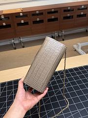 Colestore Chanel Métiers d’art 2026   Clutch with chain   Crocodile Embossed Calfskin & Gold-Tone Metal  Dark Khaki  11 x 23 x 12.5cm - 3