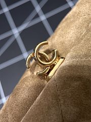 Colestore Chanel Spring Summer 2026   Clutch with chain   Suede Calfskin & Gold Metal  Dark Beige  18 x 30 x 15cm - 3