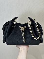 Colestore Métiers d’art 2026   Chanel 25 Mini Handbag   Lambskin & Gold-Tone Metal  Black  20 x 22 x 12.5cm - 1