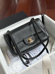 Colestore Chanel FALL WINTER 2026 PRE-COLLECTION   MINI FLAP BAG   Grained Calfskin & Gold-Tone Metal  Black 13 x 20 x 6cm - 5