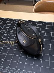 Colestore Chanel Fall Winter 2026 Pre-Collection   Clutch with chain   Lambskin & Gold-Tone Metal  Black 21 x 22 x 9 cm - 5