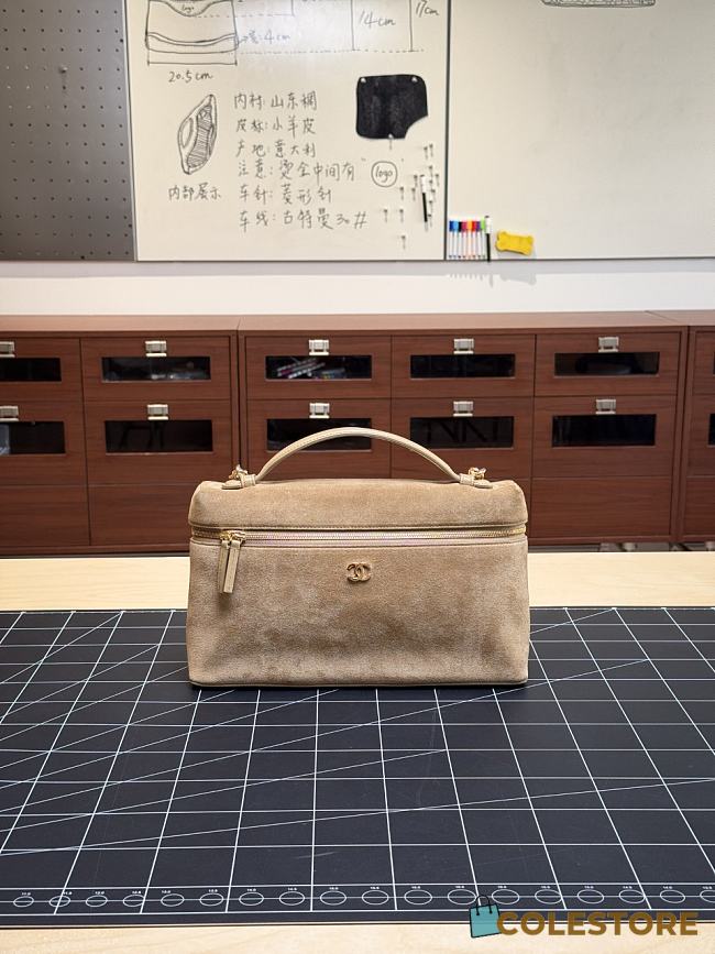 Colestore Chanel Métiers d’art 2026   Large Vanity with chain   Suede Calfskin & Gold Metal Dark Beige 18 x 29 x 5.5cm - 1