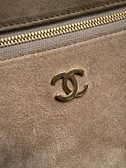 Colestore Chanel Métiers d’art 2026   Large Vanity with chain   Suede Calfskin & Gold Metal Dark Beige 18 x 29 x 5.5cm - 2