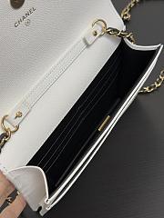 Colestore Chanel Fall Winter 2026 Pre-Collection   Wallet on Chain   Shiny Grained Calfskin, Lambskin & Gold-Tone Metal  White & Black 12 x 19 x 3.5cm - 4