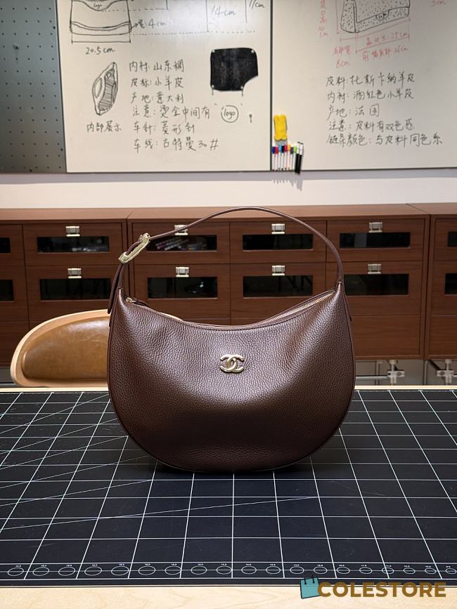 Colestore Chanel  Fall Winter 2026 Pre-Collection   Hobo Handbag   Grained Calfskin & Gold-Tone Metal Brown  21 x 30 x 9cm - 1