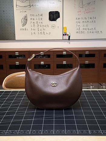 Colestore Chanel  Fall Winter 2026 Pre-Collection   Hobo Handbag   Grained Calfskin & Gold-Tone Metal Brown  21 x 30 x 9cm