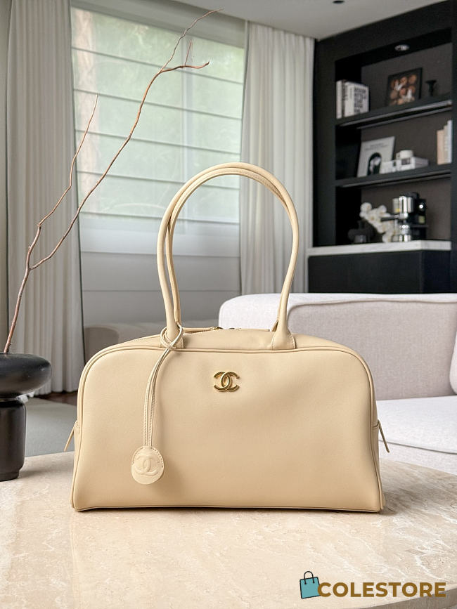 Colestore Chanel Spring Summer 2026   Large Bowling Bag  Lambskin & Gold-Tone Metal  Light Beige  19 x 35.5 x 12.5cm - 1