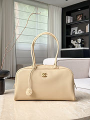 Colestore Chanel Spring Summer 2026   Large Bowling Bag  Lambskin & Gold-Tone Metal  Light Beige  19 x 35.5 x 12.5cm - 1