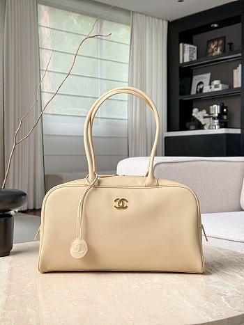 Colestore Chanel Spring Summer 2026   Large Bowling Bag  Lambskin & Gold-Tone Metal  Light Beige  19 x 35.5 x 12.5cm